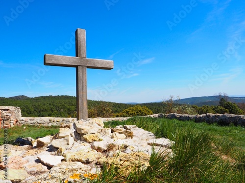 Cruz en el cementerio de la iglesia de Montagut photo