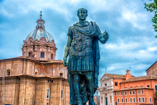 Foto Statue of Cesar at the Roman Forum