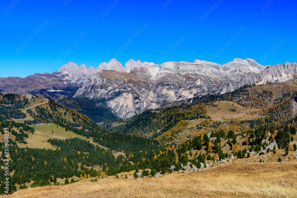 Jesienny krajobraz Dolomitów