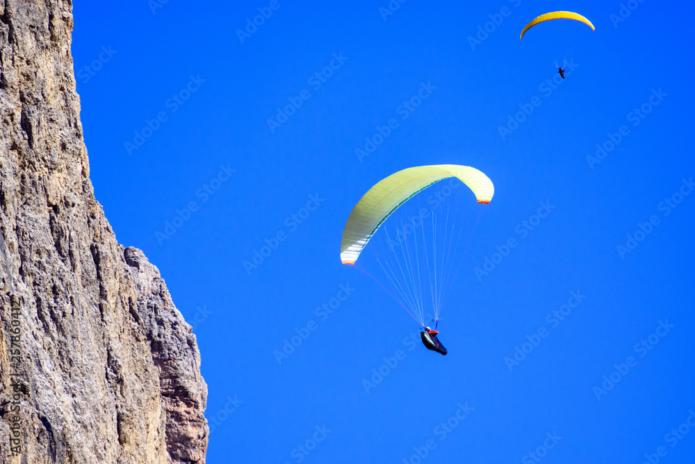 Paralotnie nad górami, Paso Sella, Dolomity Paralotnie nad górami, Paso Sella, Dolomity