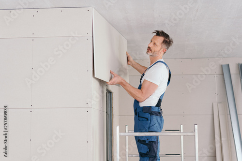 Papier peint Builder or handyman fitting wall cladding