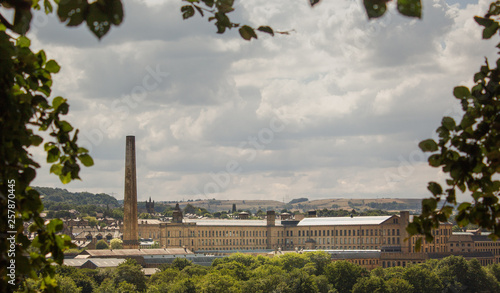 Fotografija Historic Salts Mill dominating the Aire Valley