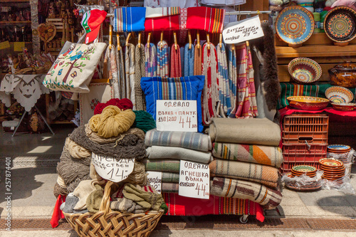 Telas y artesanía en el Mercado de las Mujeres en Sofía, Bulgaria