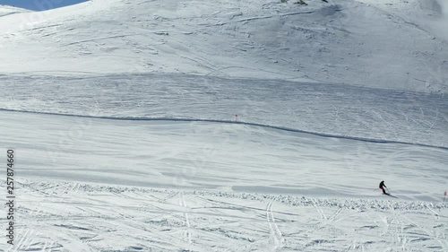 Aerial 4K - Livigno (IT) - Sciatore su pista battuta