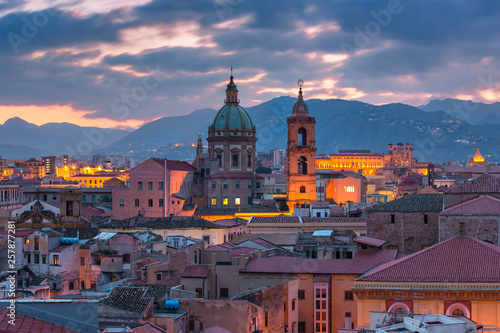Palermo o zachodzie słońca, Sycylia, Włochy