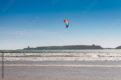 Kitesurfer uprawia sport przy brzegu oceanu