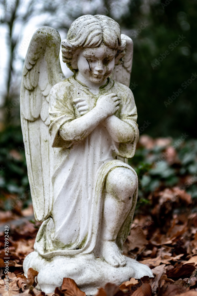Figur eines kleinen Engel als Grabschmuck auf dem Friedhof in Berlin Frohnau Figur eines kleinen Engel als Grabschmuck auf dem Friedhof in Berlin Frohnau