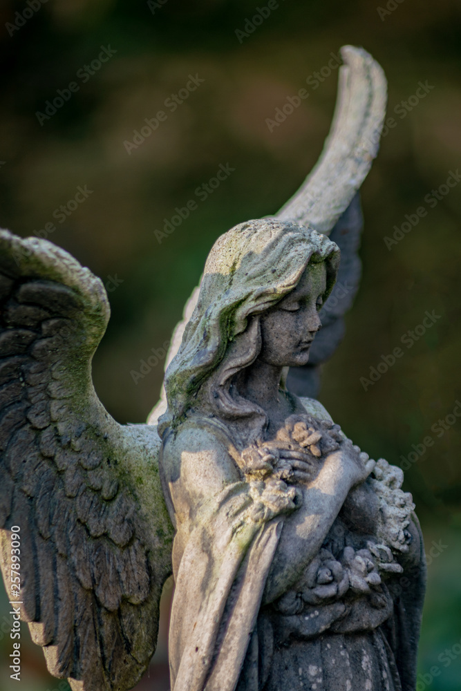 Detailaufnahme einer Statue trauernder Engel als Grabschmuck auf dem Friedhof in Berlin Frohnau	