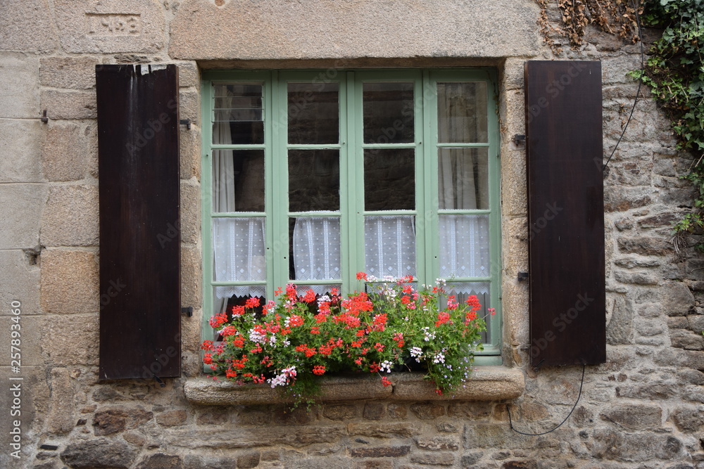 Blumenfenster in Dinan, Bretagne