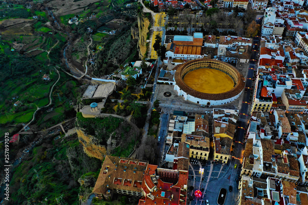 Obraz premium Ronda in Spanien Luftbilder - Puente Nuevo, Plaza de Toros de Ronda und Sehenswürdigkeiten von Ronda