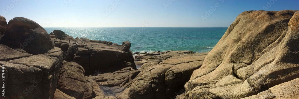 la plage et les rochers à Lesconil en Bretagne Finistère