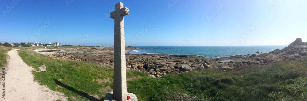 la croix le long de la plage à Lesconil en Bretagne Finistère