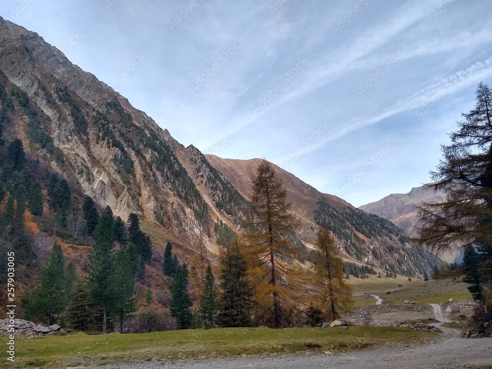 Malerisches Bergpanorama im Herbst in Tirol Malerisches Bergpanorama im Herbst in Tirol