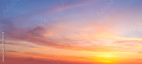 Fotografia Majestic real sunrise sundown sky background with gentle colorful clouds