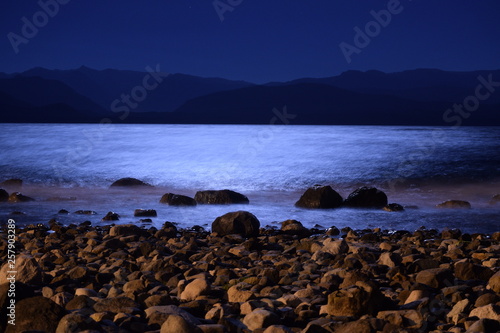 Fototapeta Naklejka Na Ścianę i Meble -  The immense light of the night over the lake. Patagonia