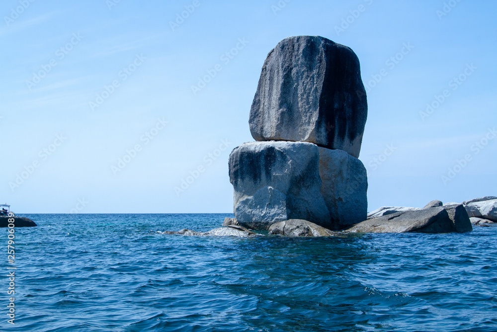 Fototapeta premium rock and the sea