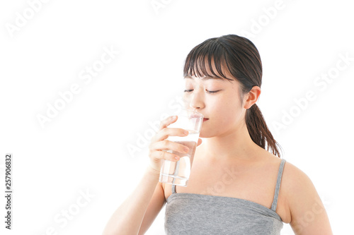 水分を摂取する若い女性