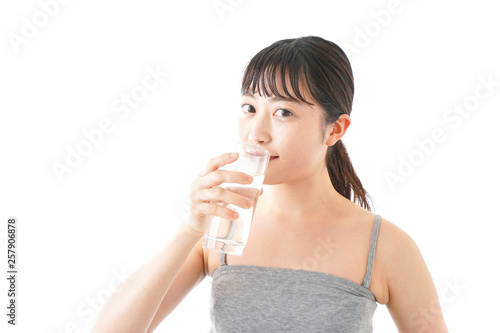 水分を摂取する若い女性