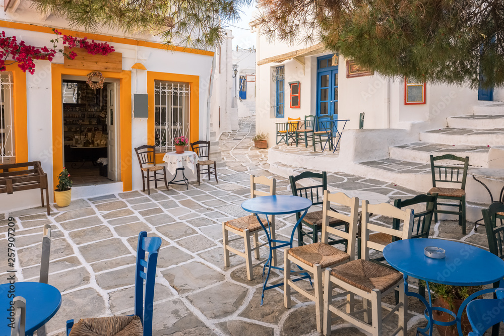 Obraz premium Cozy outdoor cafe in Lefkes village on Paros island, Cyclades