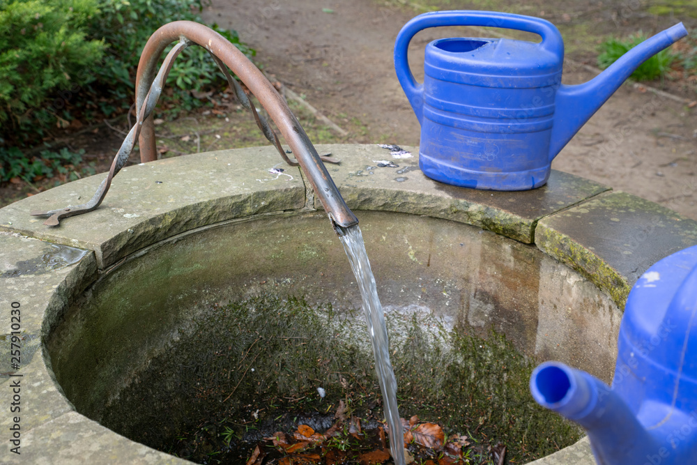 Wasserstelle mit Gießkanne Wasserstelle mit Gießkanne