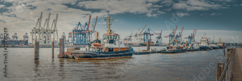 Schlepperboote im Hamburger Hafen photo