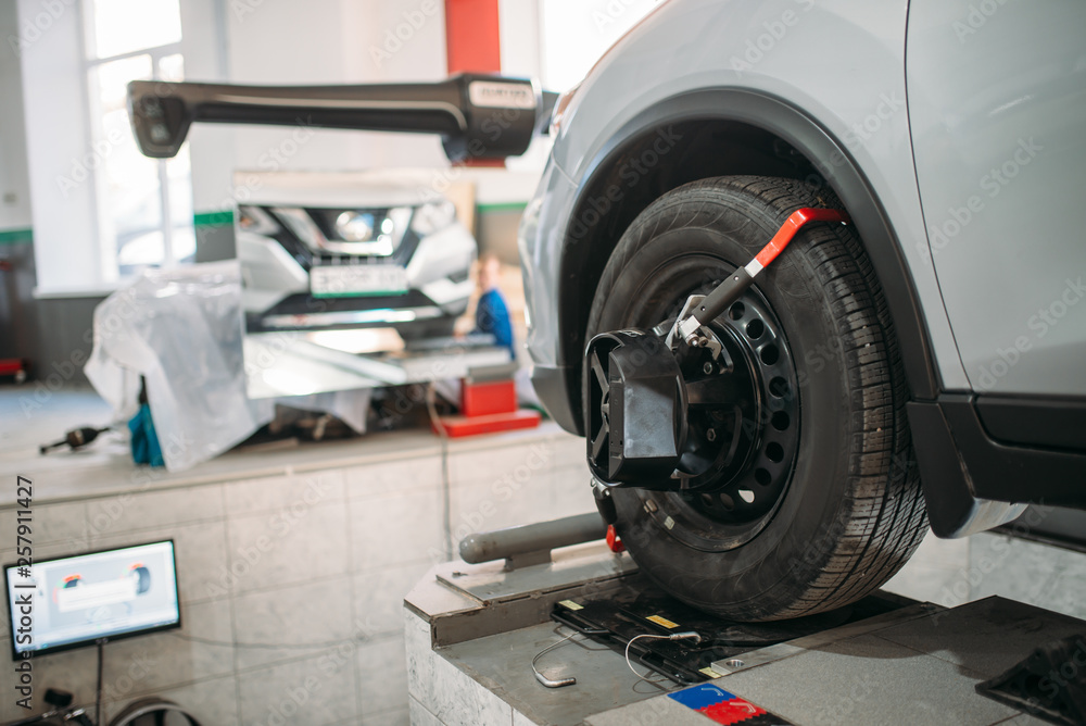 Fototapeta premium Car on collapse of convergence stand, auto-service