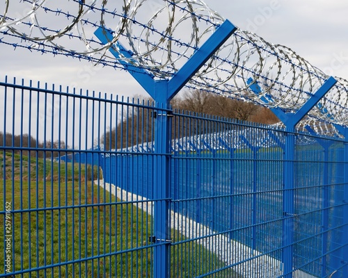 Fotografía fence with barbed wire