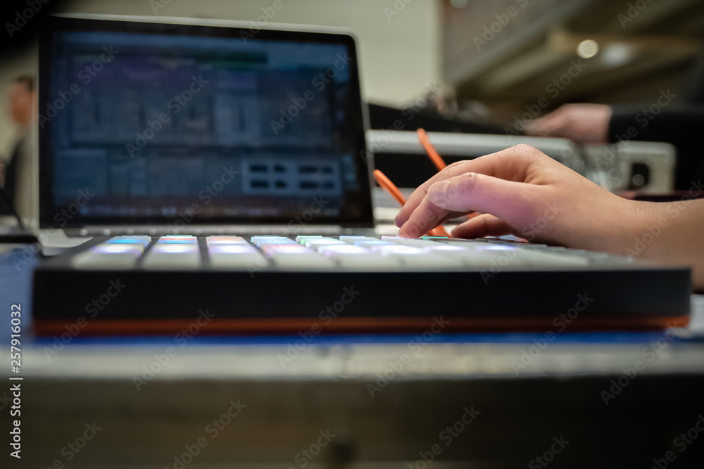 Studio sound mixing board met handen aan de knoppen and selective focus Studio sound mixing board met handen aan de knoppen and selective focus