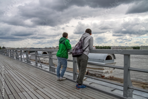 two guys look at the city © Николай Силкин
