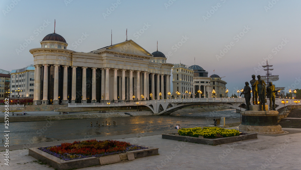 Fototapeta premium Museum und Fluß in Skopje Nord Macedonien