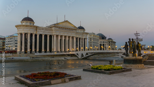 Museum und Fluß in Skopje Nord Macedonien