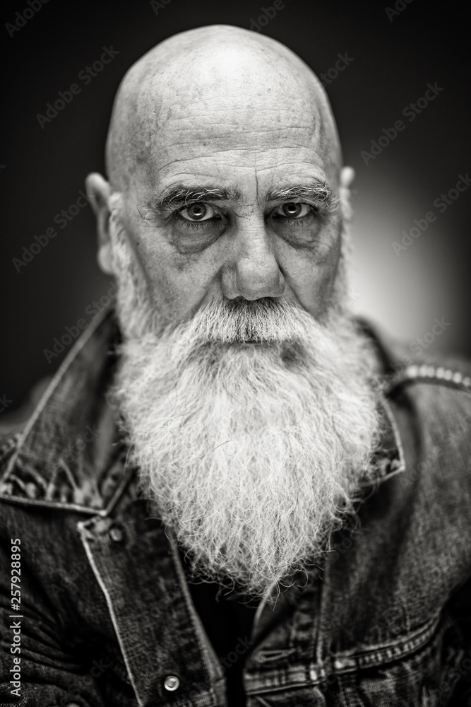 Obraz premium studio portrait of a senior hipster with a long white beard