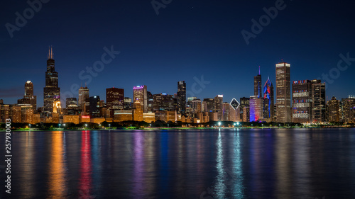 Fototapeta Naklejka Na Ścianę i Meble -  Skyscrapers in the night Chicago in front of the lake