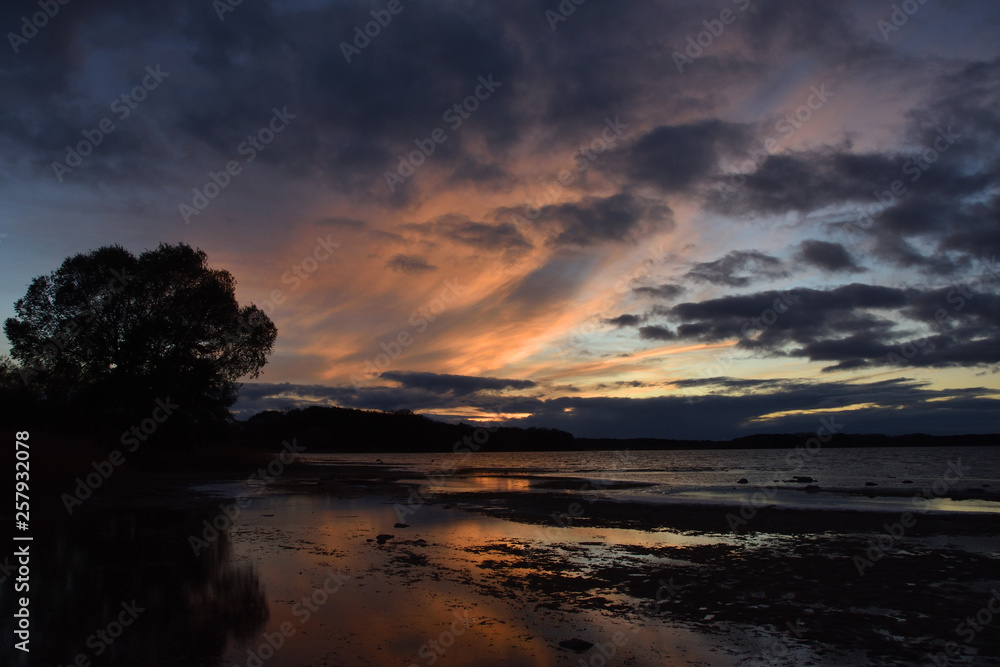 Fototapeta premium Sonnenuntergang am Kölpinsee in der Uckermark 