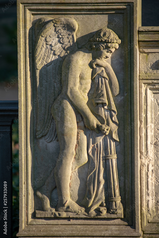 Relief Plakette aus Stein eines männlichen Engel auf dem Dorotheenstädtischen Friedhof in Berlin Relief Plakette aus Stein eines männlichen Engel auf dem Dorotheenstädtischen Friedhof in Berlin