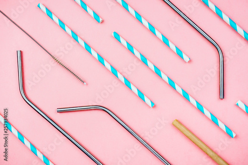 Obraz na plátně Flatlay of various eco sustainable straws for beverages: paper, metal and bamboo