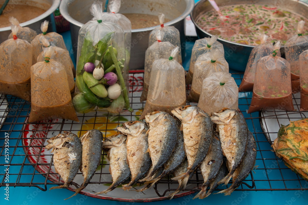 fried mackerel fish and kapi spicy sauce at market , thai famous food . - obrazy, fototapety, plakaty 
