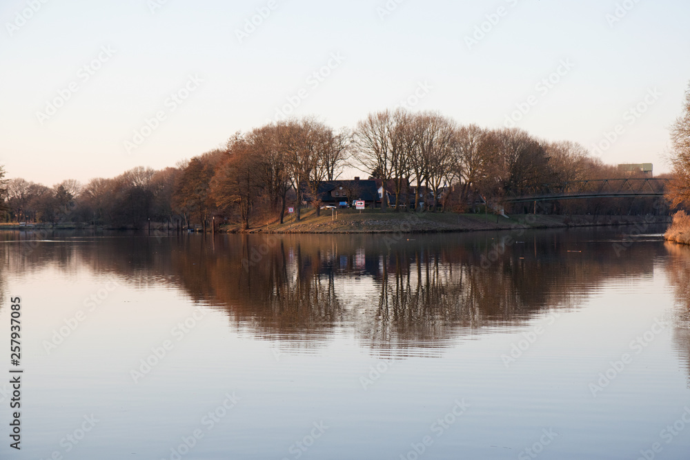 blick auf eine kleine Insel in fresenburg emsland deutschland fotografiert an einem lauen sommer abend bei sonnenuntergang blick auf eine kleine Insel in fresenburg emsland deutschland fotografiert an einem lauen sommer abend bei sonnenuntergang