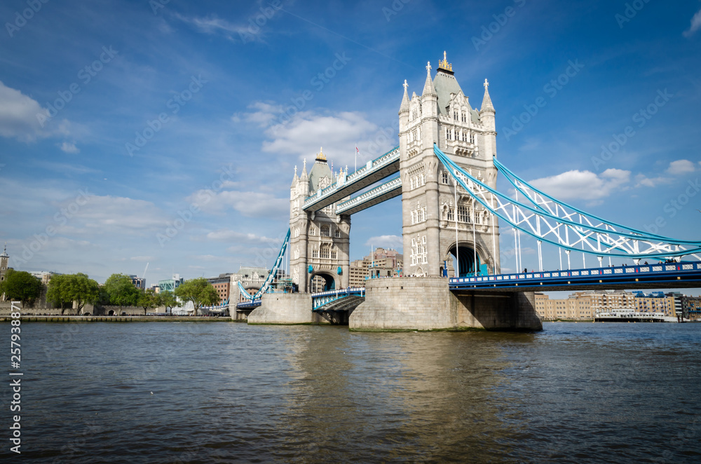 Obraz premium London city / England - May 2014: Tower Bridge and blue sky