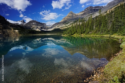 Fototapeta Naklejka Na Ścianę i Meble -  Mountains reflection in Bow Lake in National park Banff in Canada