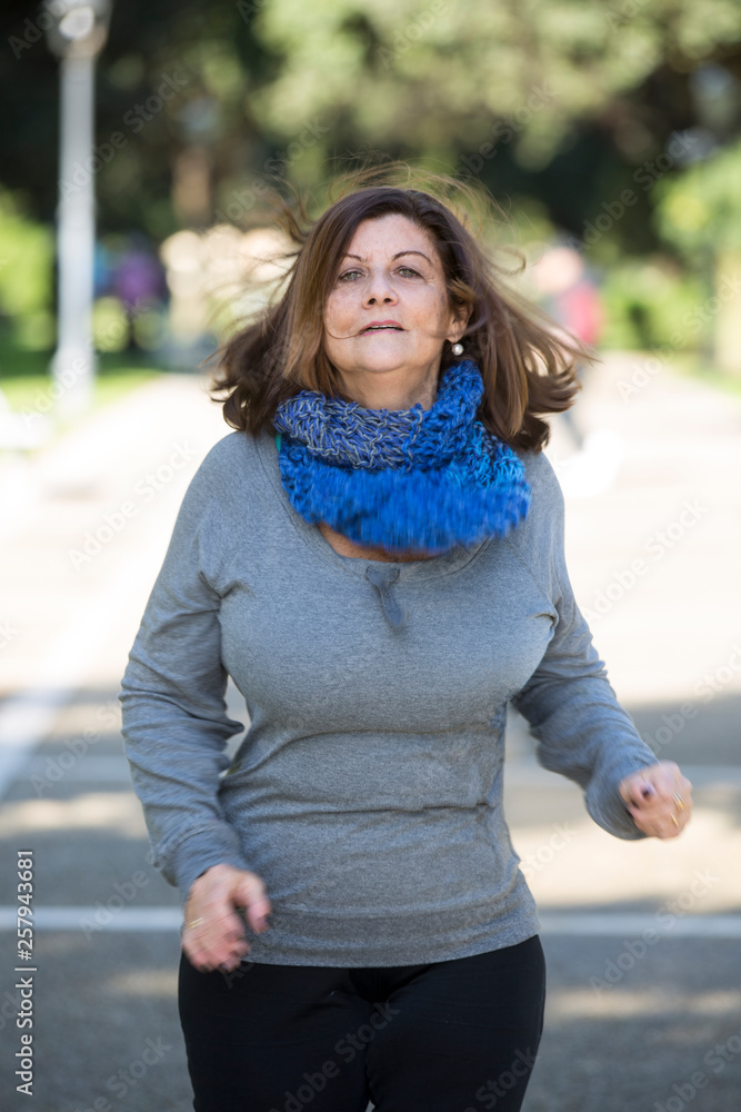 Signora fa Jogging in mezzo ad un parco Signora fa Jogging in mezzo ad un parco