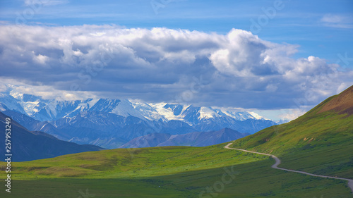With its huge mountains and surrounded by a wonderful biodiversity lies the Denali National Park and Preserve. Touristic route and cloud sky. Landscape, fine art. Parks Hwy, Alaska, EUA: July 28, 2018