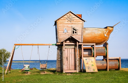 Fotografia Back Yard Wooden Swing Set against lake