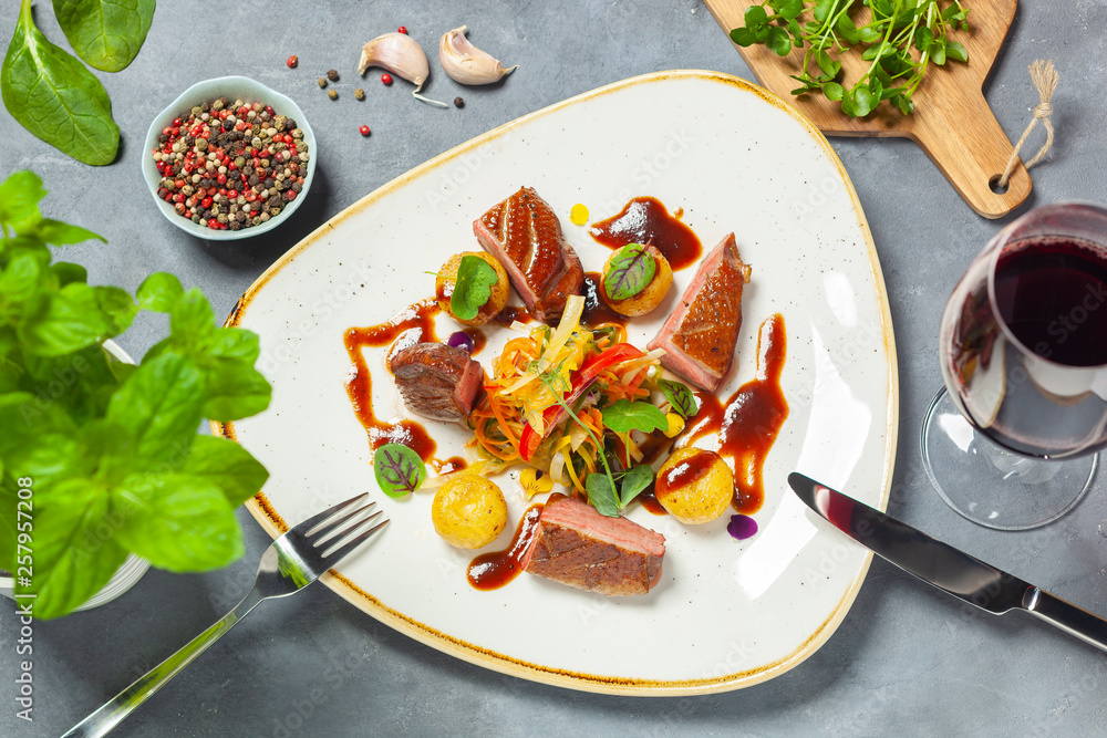 Pierś z kaczki sou vide podwędzana, chrupiąca sałatka warzywna z