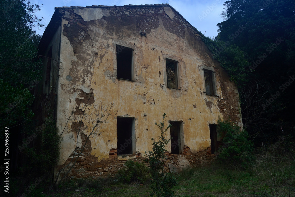 Edifici della miniera abbandonata di Sa Duchessa Edifici della miniera abbandonata di Sa Duchessa