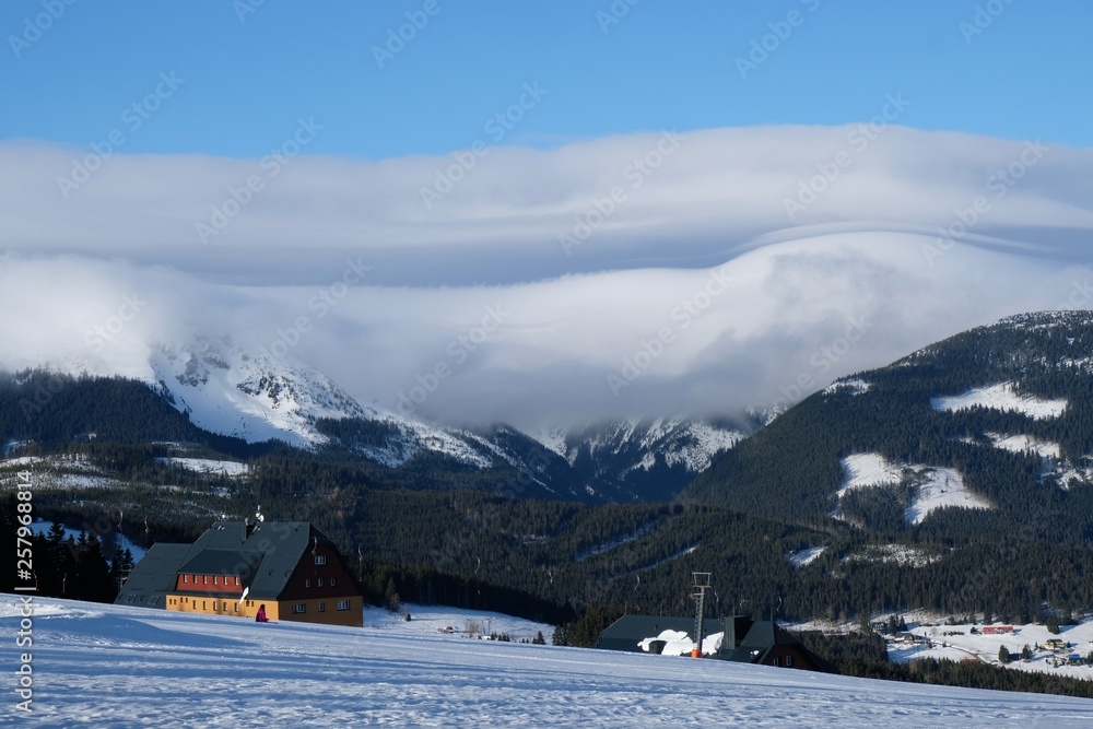 Fototapeta premium Chmury - wał fenowy nad górami w Karkonoszach