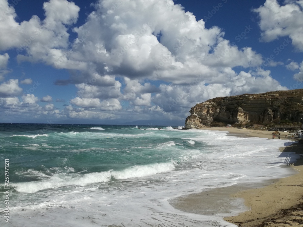 Spiaggia di Riaci in Calabria, mare in burrasca Spiaggia di Riaci in Calabria, mare in burrasca