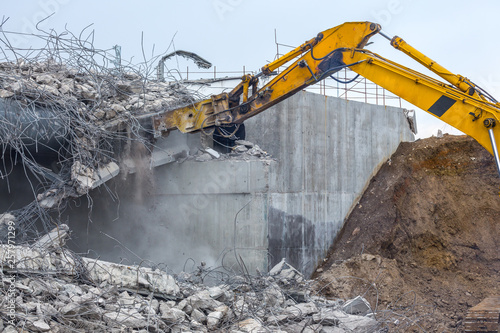 Fotografía Professional demolition of reinforced concrete structures using industrial hydraulic hammer