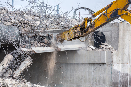 Foto Professional demolition of reinforced concrete structures using industrial hydraulic hammer