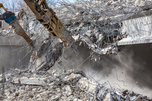 Cuadro en lienzo Professional demolition of reinforced concrete structures using industrial hydraulic hammer